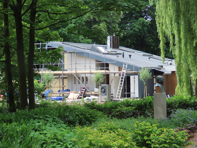 915050 Gezicht op de grondige verbouwing van de woning Puntenburg 2 te Vleuten (gemeente Utrecht), vanuit het Dr. ...